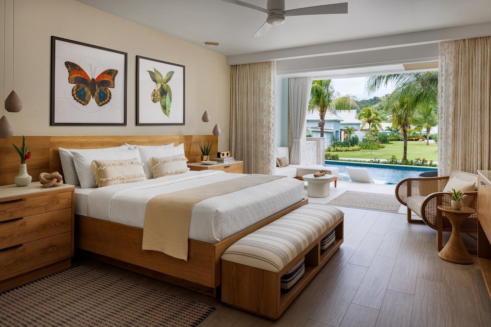 Swim Up, Palm, Tranquility, Club, Superior, King Bed, Patio, Bathtub