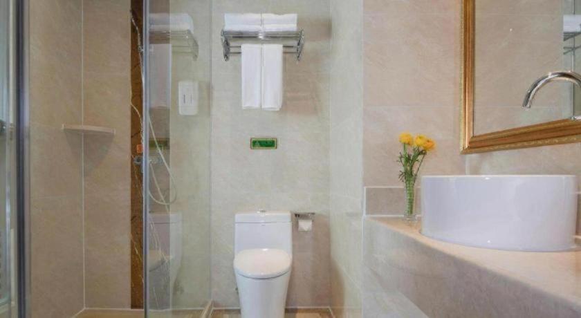 Vienna Hotel (Huizhoushi Lilin North Station) 56/58