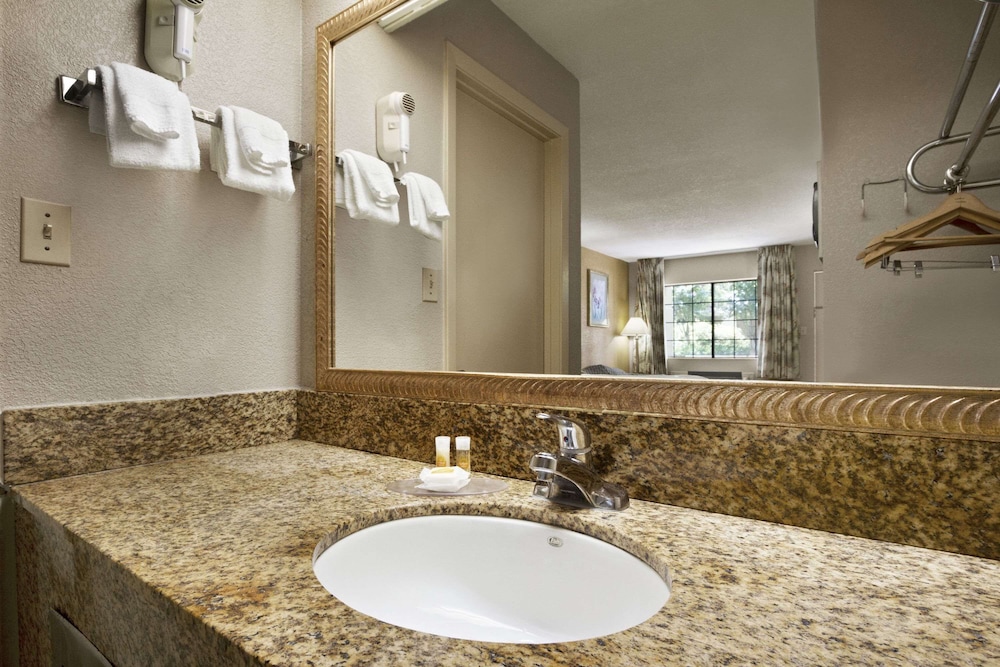 Days Inn by Wyndham Southaven MS 21/23