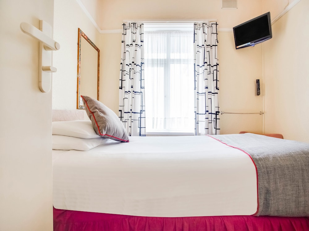 Oyo Godolphin Arms Hotel 44/67