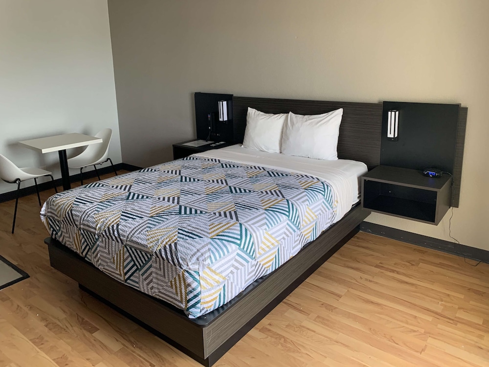 STANDARD, QUEEN BED, KITCHENETTE