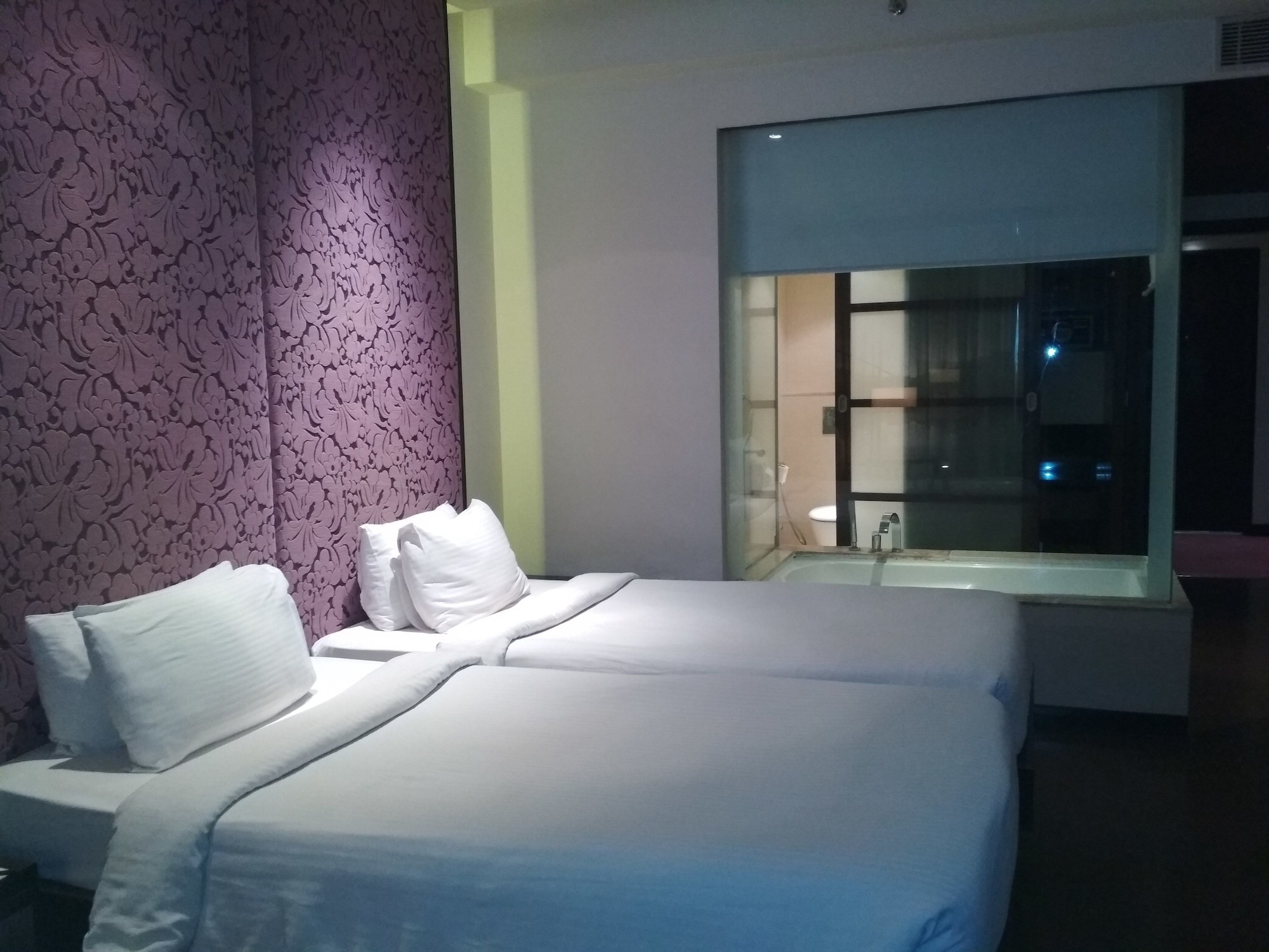 غرفة ديلوكس بسرير كينج بحوض استحمام، Royal Orchid Jaipur 10/10