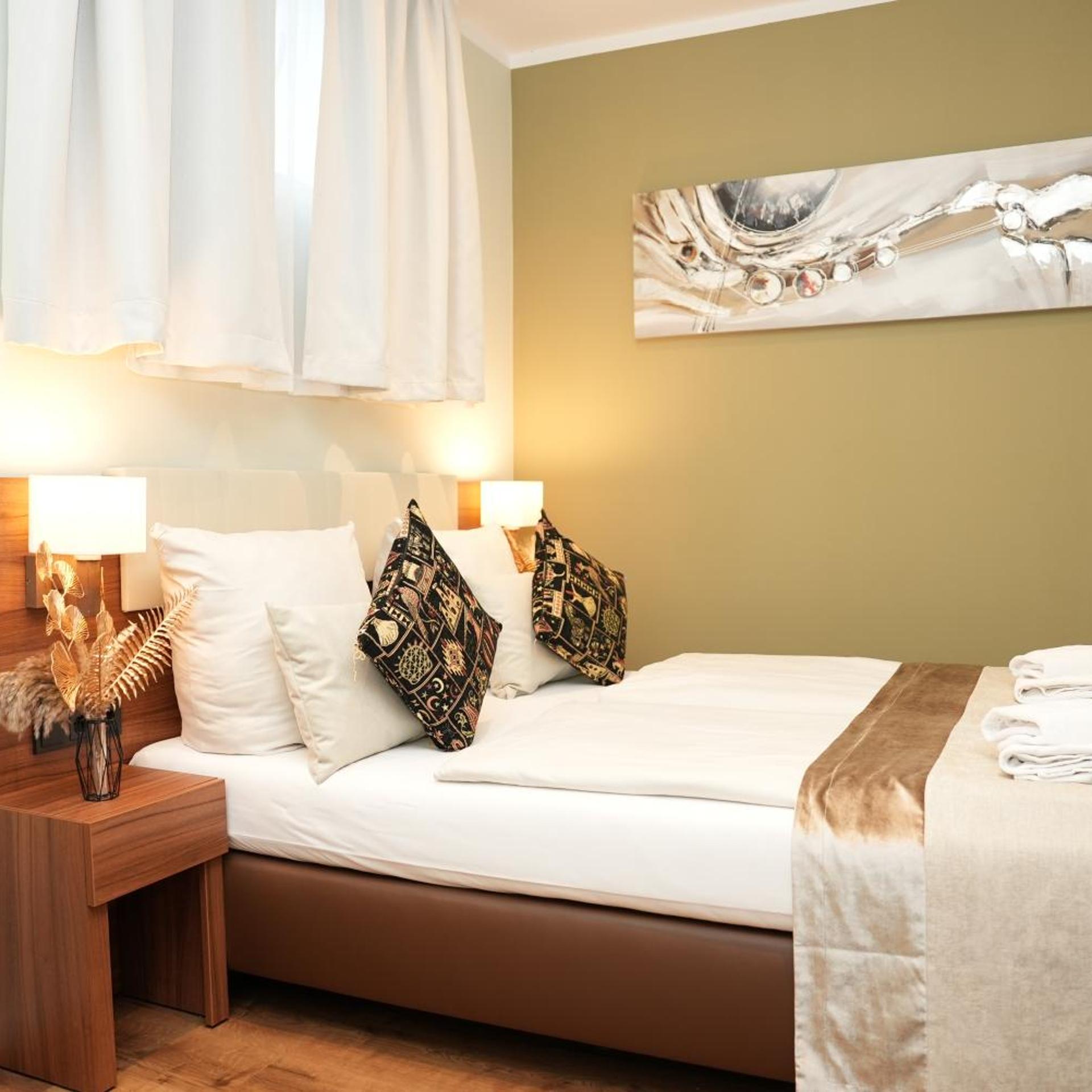 Budget, Basement, Double Bed، Hotel Attache 7/10