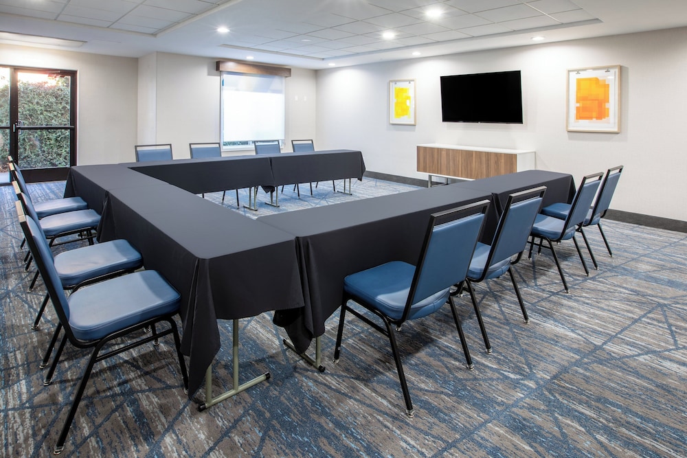 Holiday Inn Express & Suites Lathrop 50/61