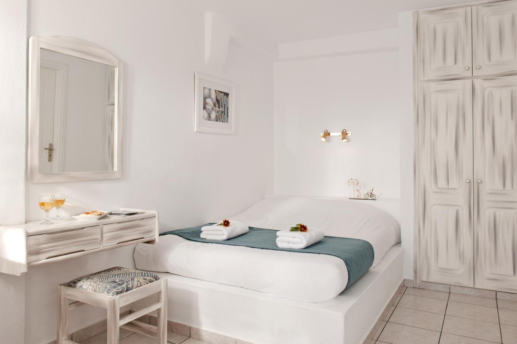 Caldera, Double Bed, Sunset View، Regina Mare Adults Only 2/2