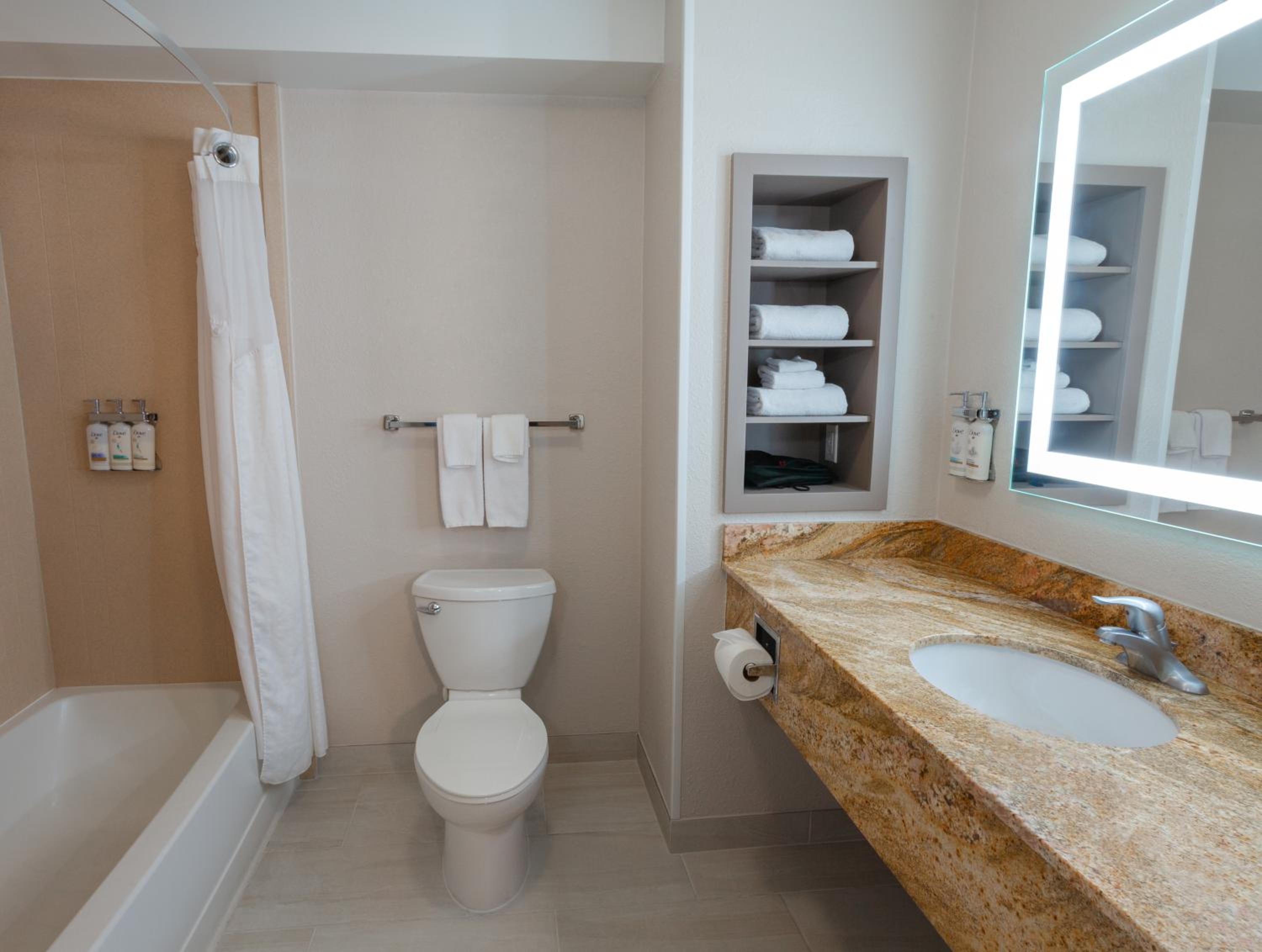 جناح بسرير كينج بغرفتي نوم مع أريكة، Holiday Inn Express Hotel Suites Logan 3/3