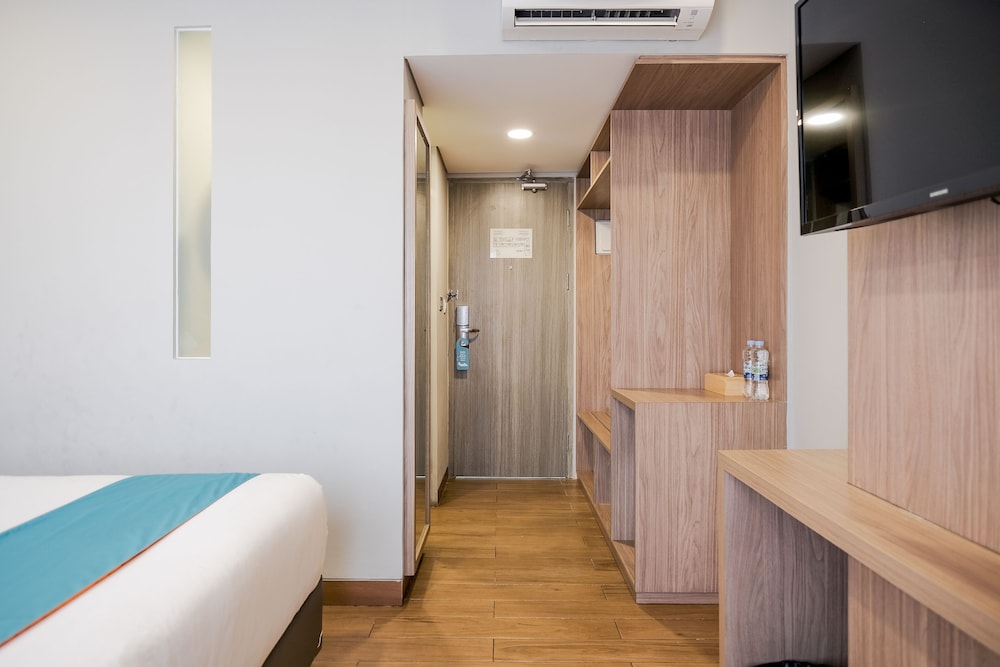 Sans Hotel Puri Indah Jakarta 36/62