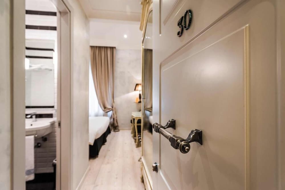 Mdm Luxury Rooms Guest House 50/50