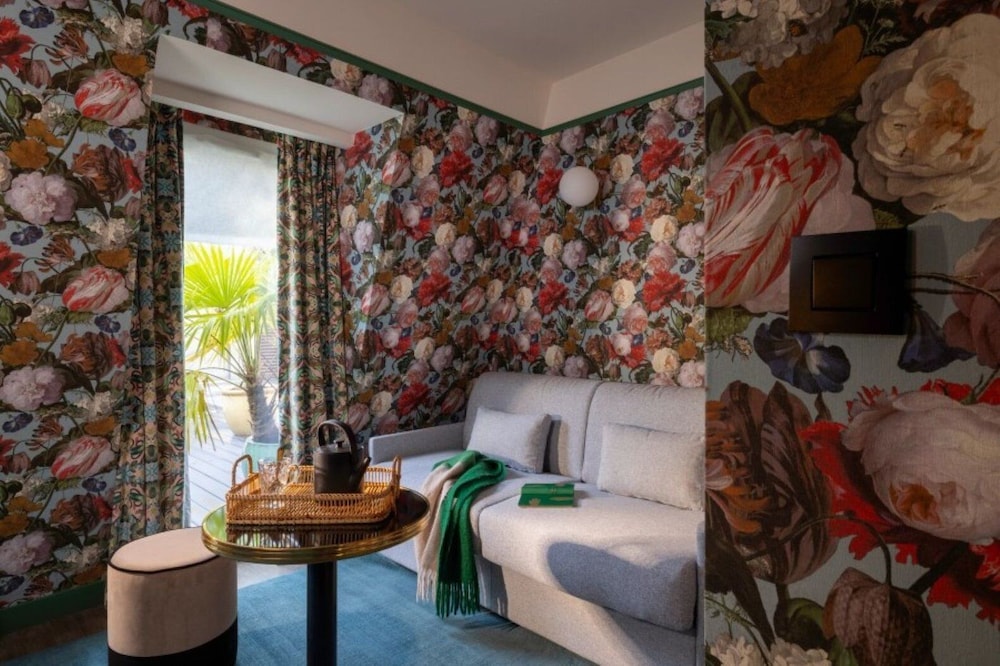 Hotel Ginette a la Folie 62/79