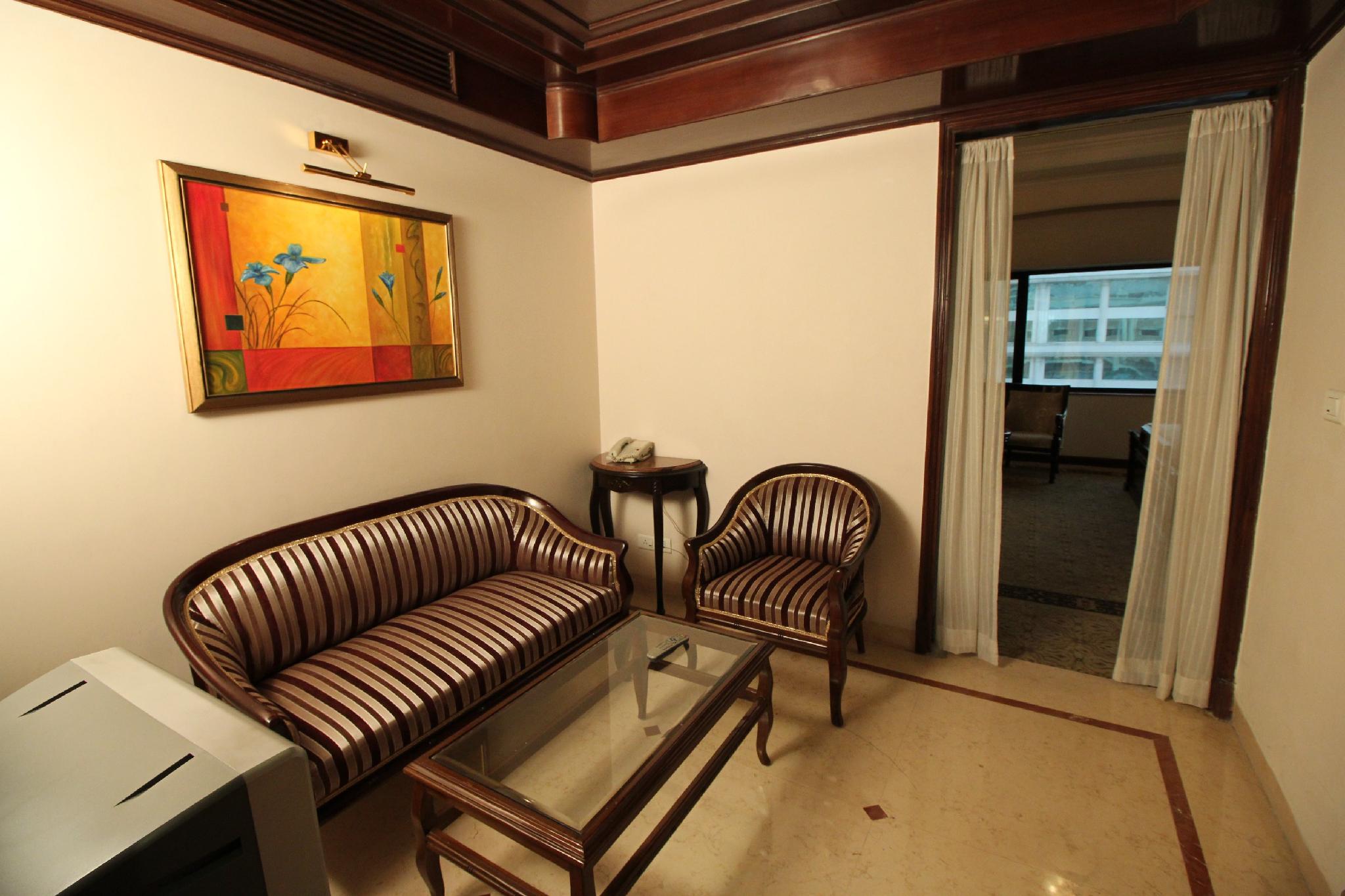 HOLIDAY REGENCY 19/25