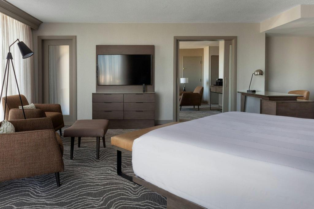 1 Bedroom, Hospitality, Suite, King Bed, Lake View, Sofa