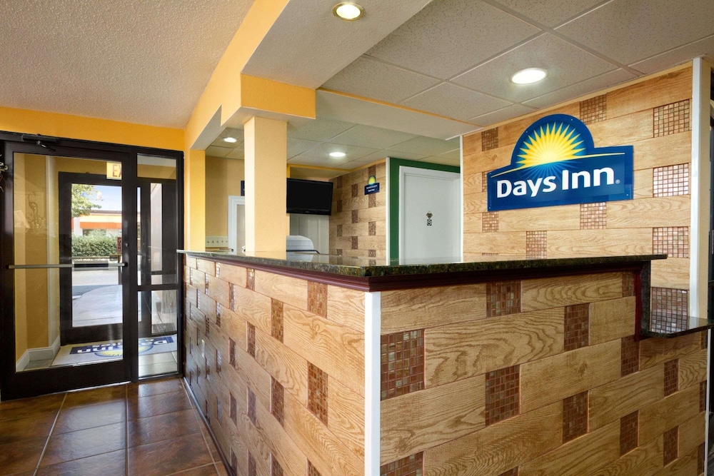 Lobby at Red Roof Inn and Suites Duncan, DUNCAN - SC