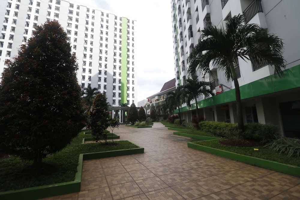 RedDoorz Apartment @ Green Lake View Ciputat 17/18