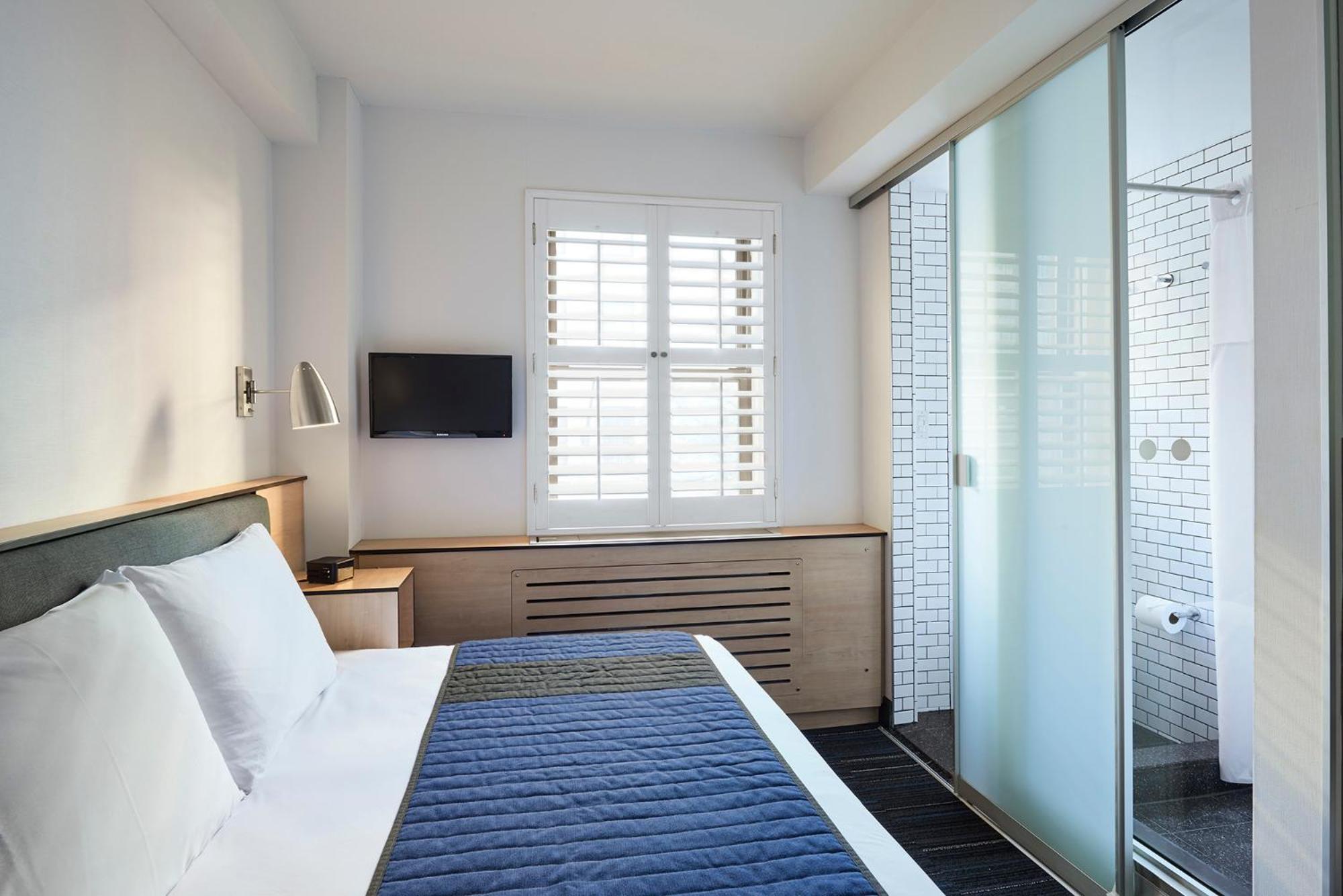 STANDARD, QUEEN BED