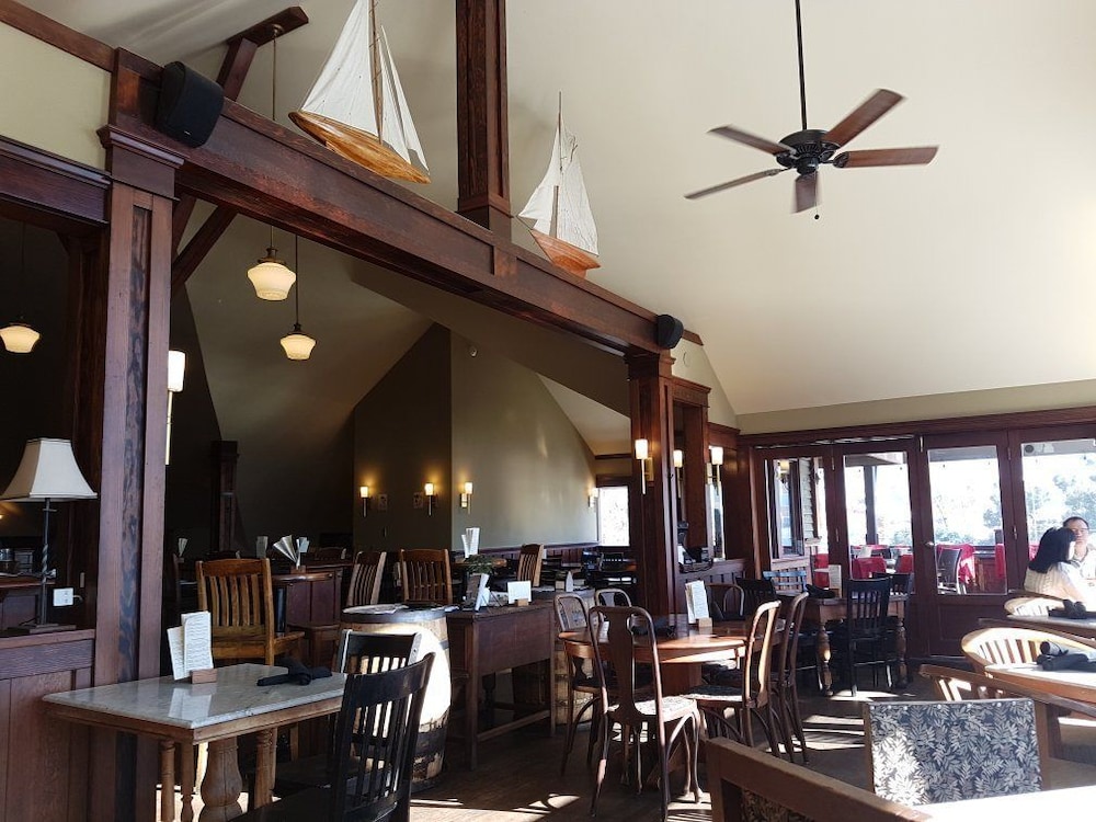 Spinnakers Brew Pub Guest Houses 44/58
