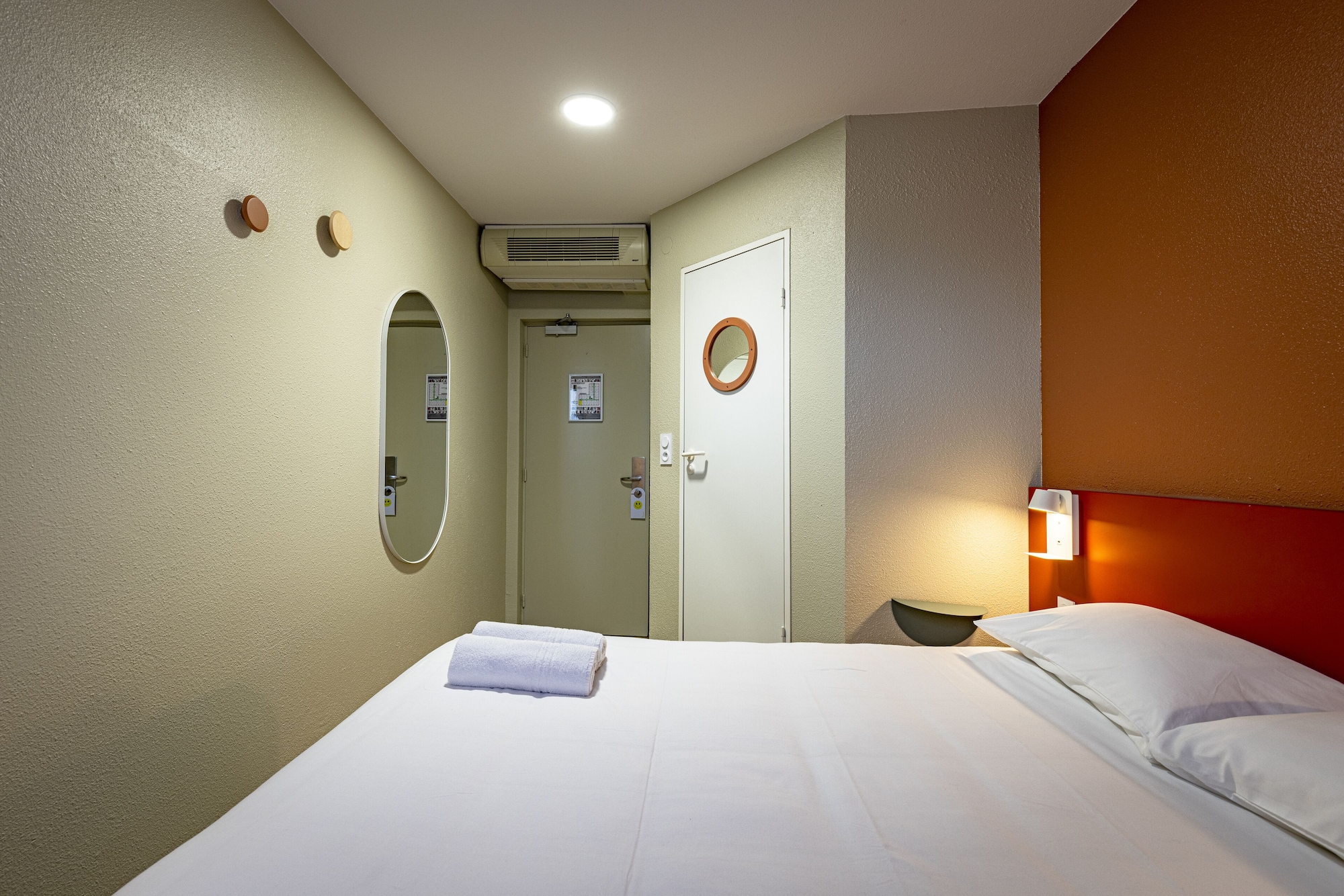 ROOM, DOUBLE BED