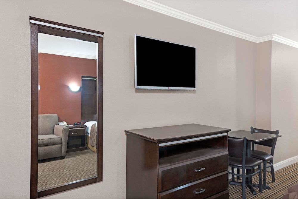 Travelodge by Wyndham Whittier 24/33