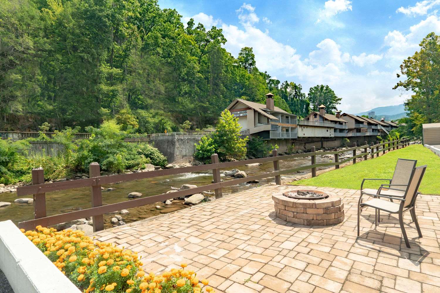 Gatlinburg River Inn 19/27