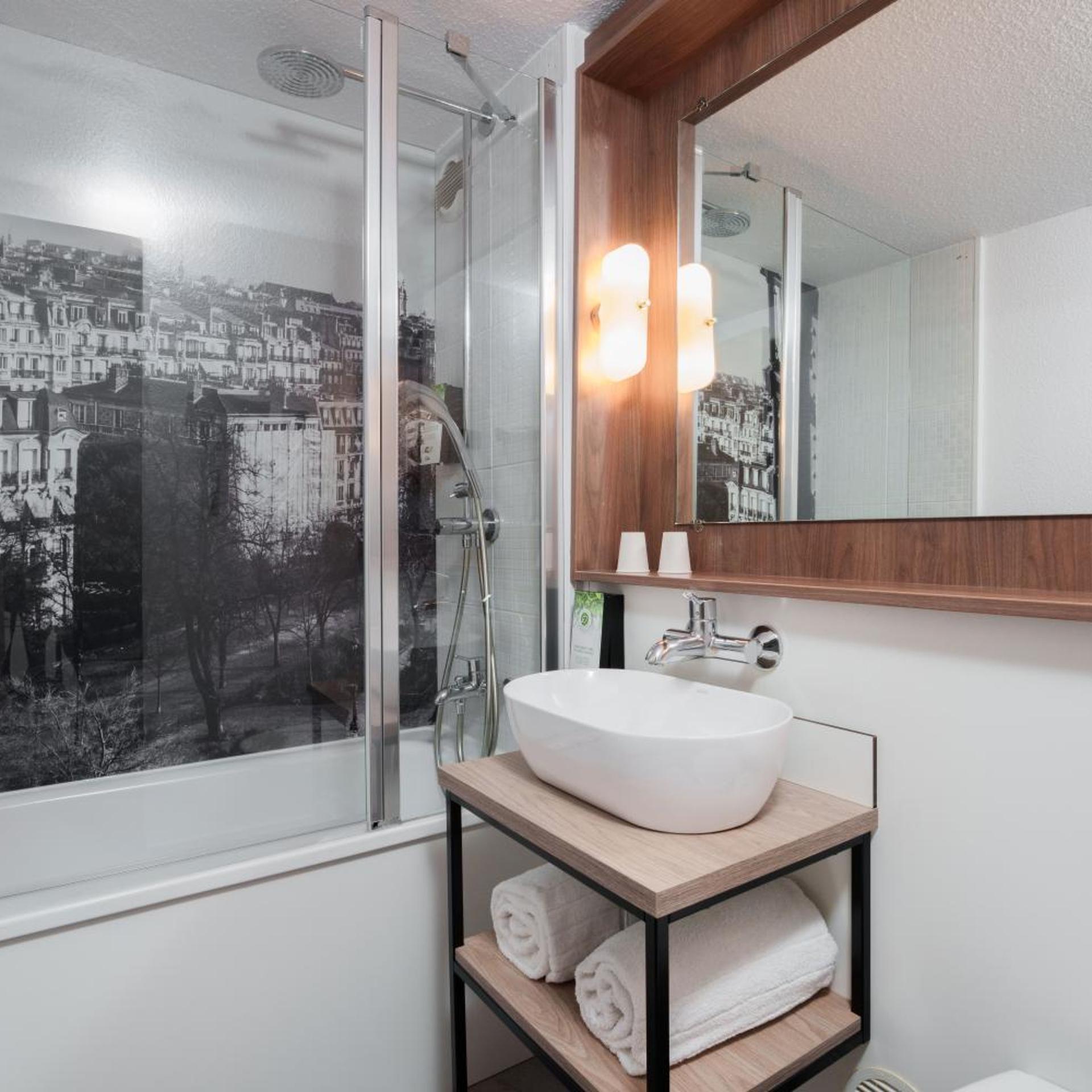 Standard, Queen Bed, Sofa, Hotel Restaurant Campanile Dijon Centre Gare 4/4