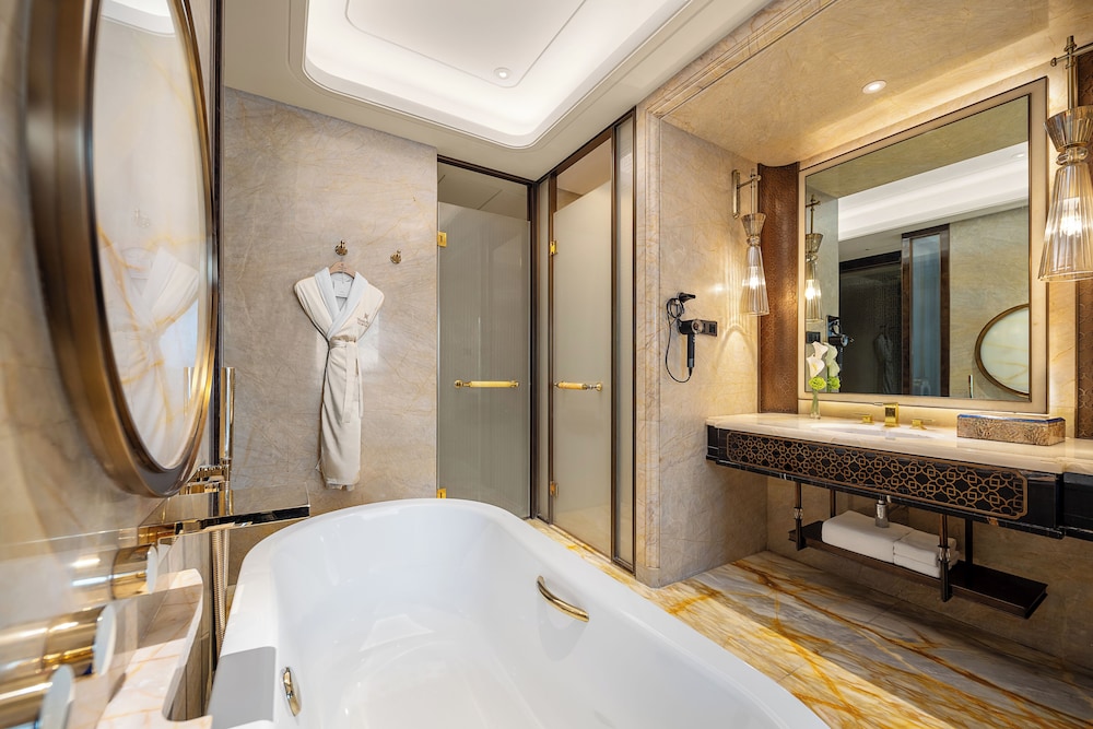 GRAND, DELUXE, TWIN BEDS, WITH VIEW