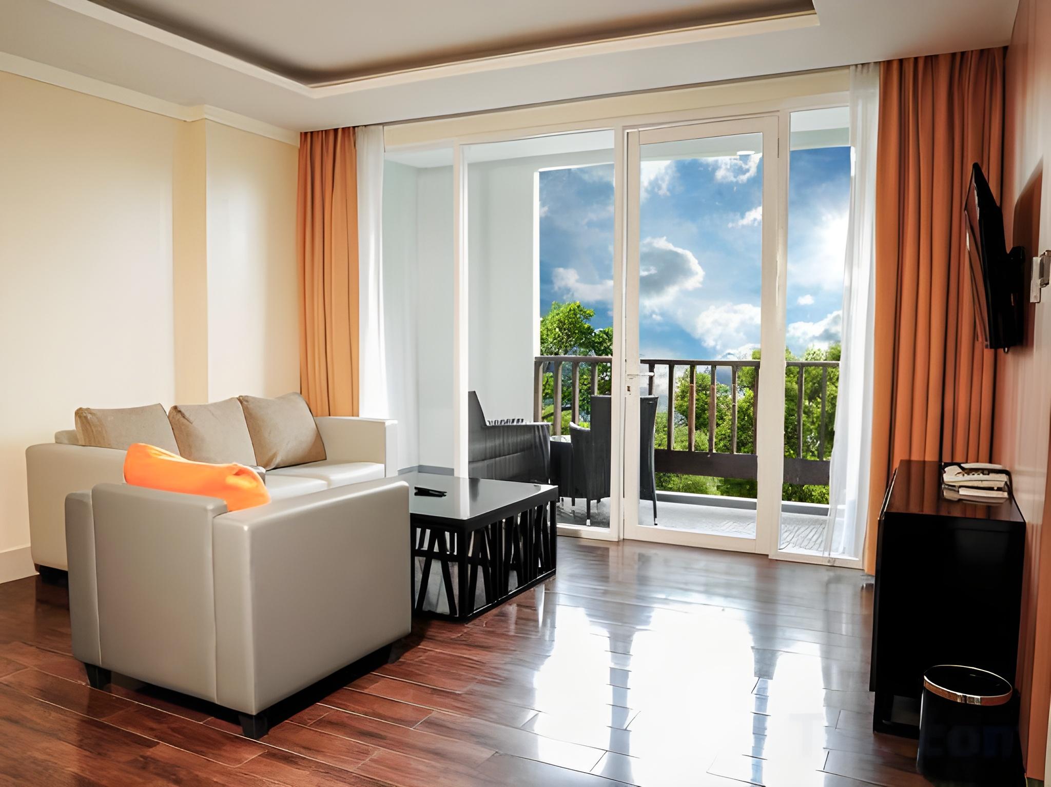 2 Bedrooms, Condotel, King and Twin Beds, Pool View
