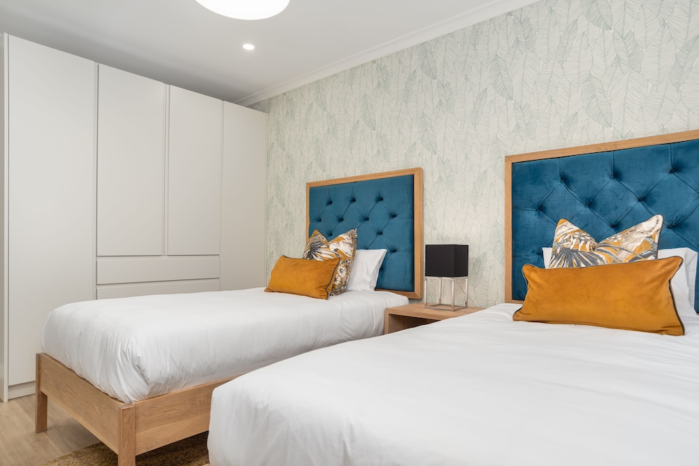 Dolphin Beach Hotel 26/76
