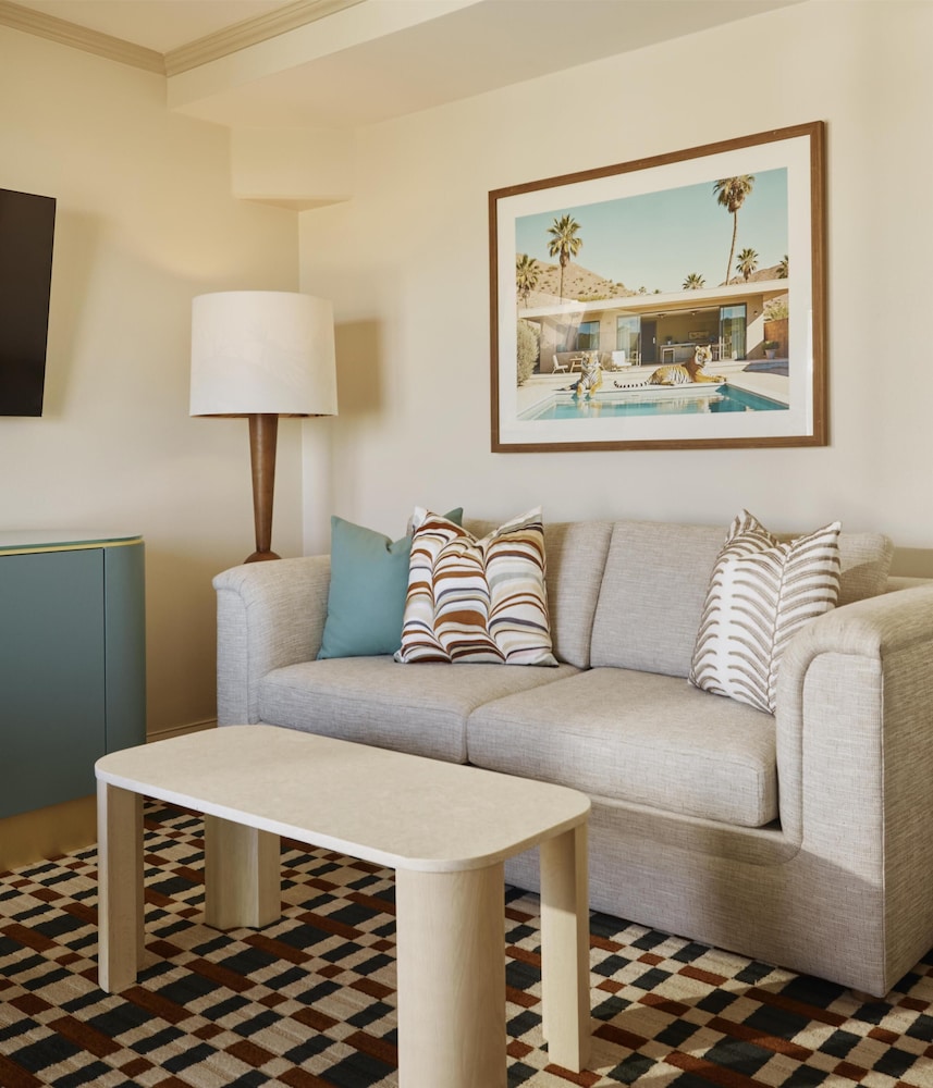 Hyatt Centric Delfina Santa Monica 45/65