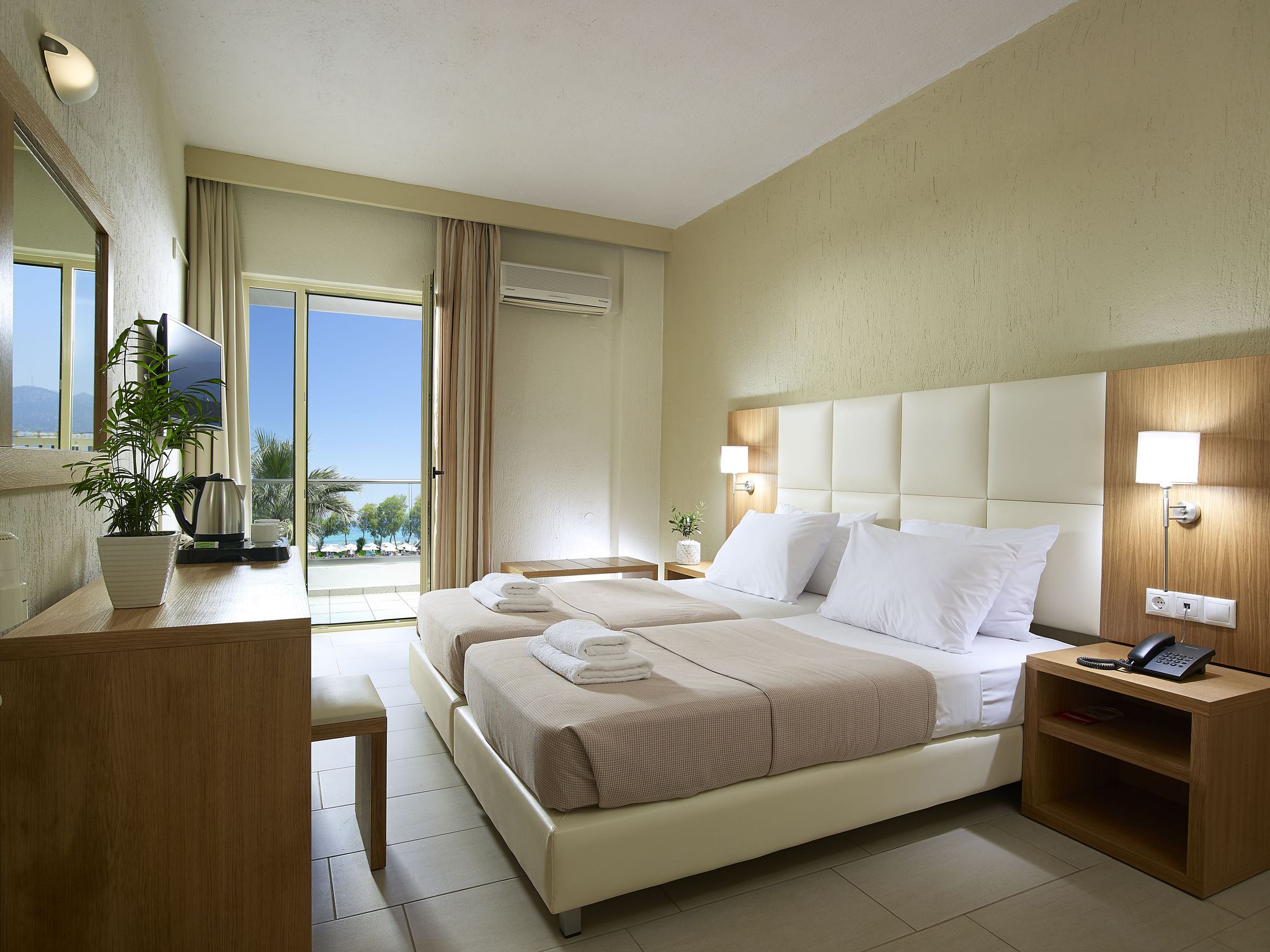 Room, Double or Twin Bed, Lateral Side Sea View