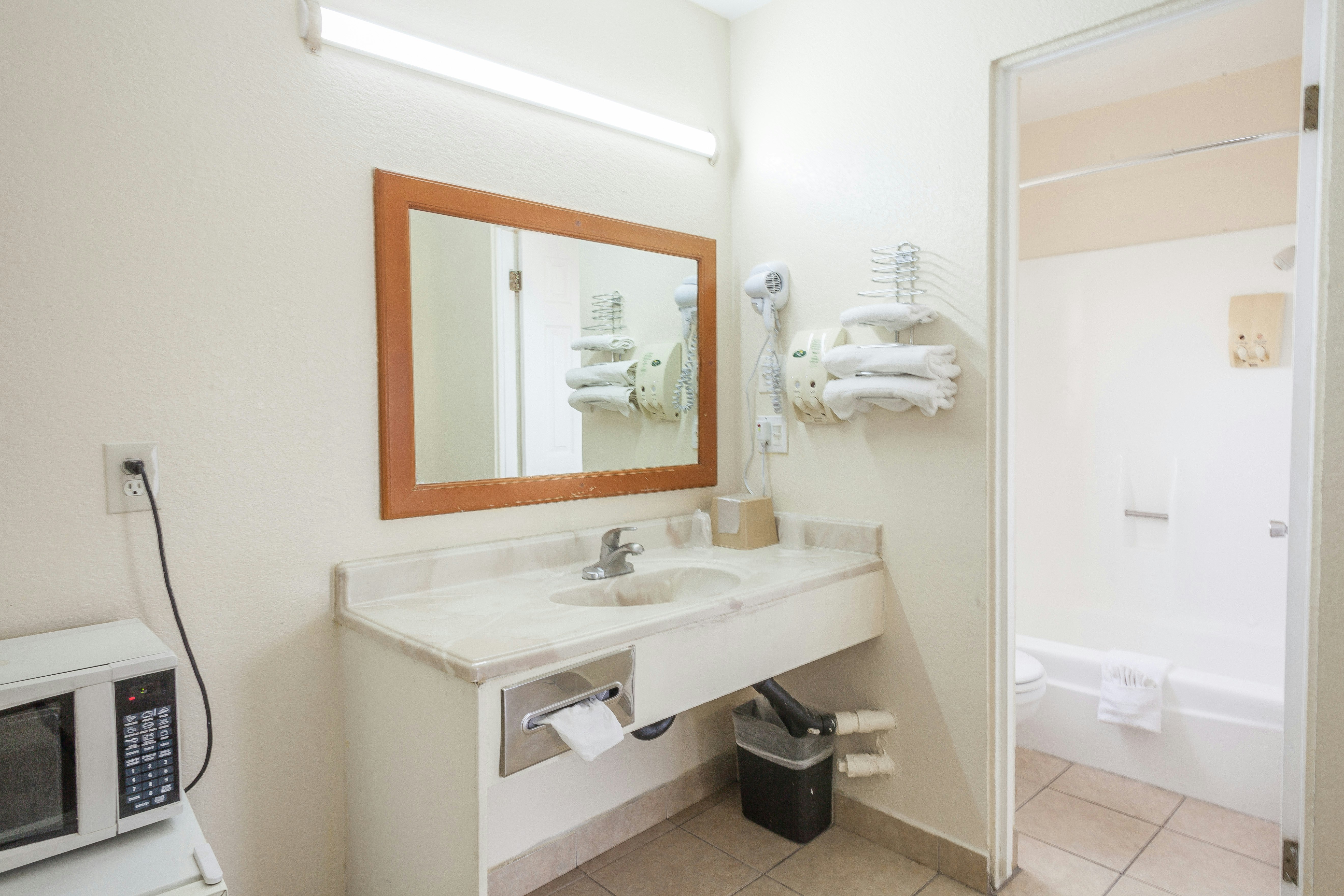 VAGABOND INN HEMET 32/33