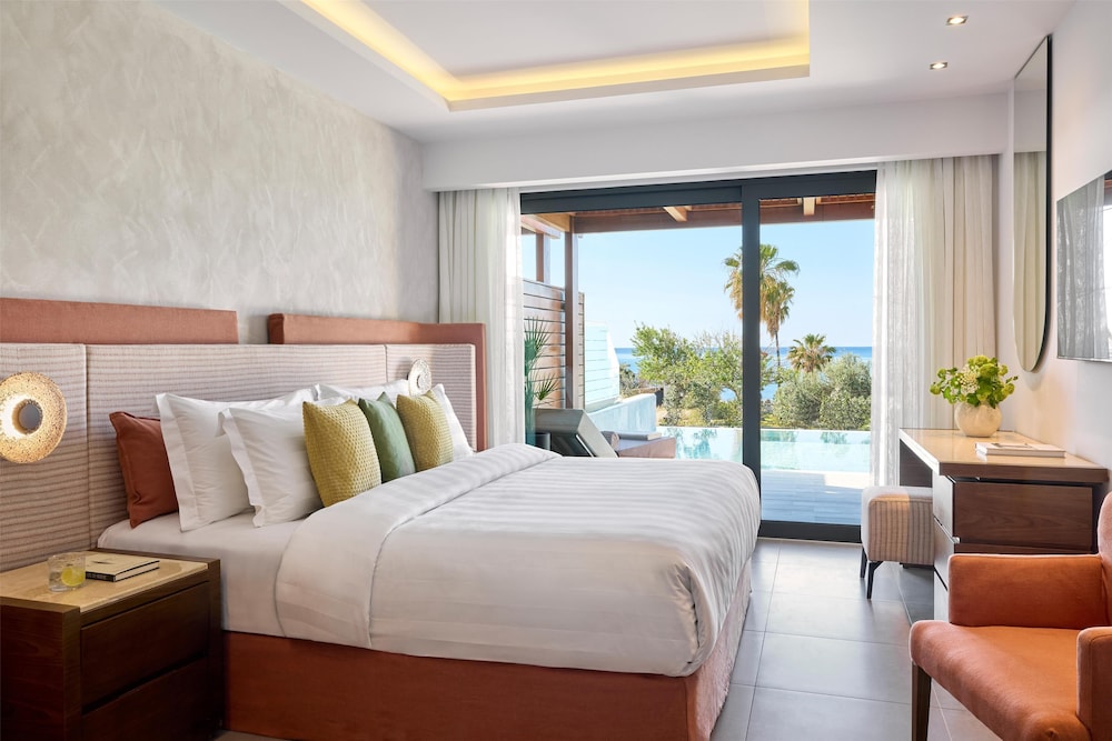 JUNIOR SUITE, KING BED, PARTIAL SEA VIEW, PRIVATE POOL