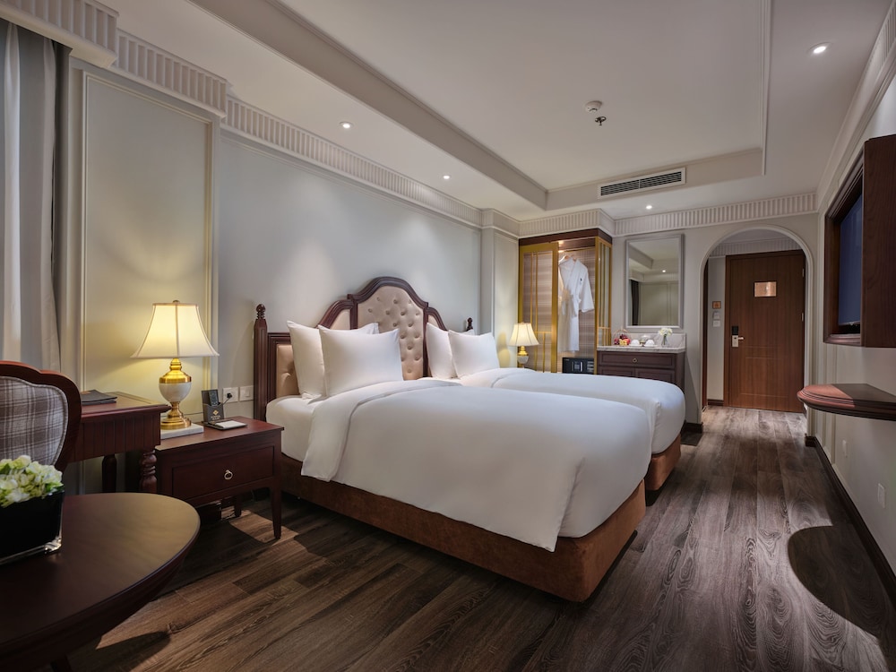 COLONIAL, DELUXE, TWIN BEDS