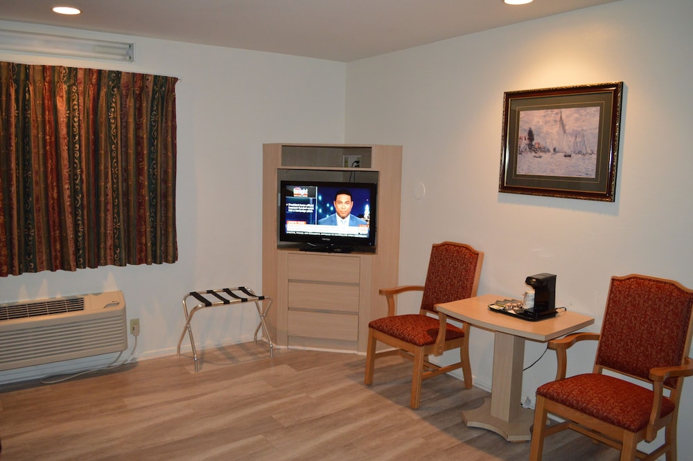 Jolly Roger Hotel 34/48