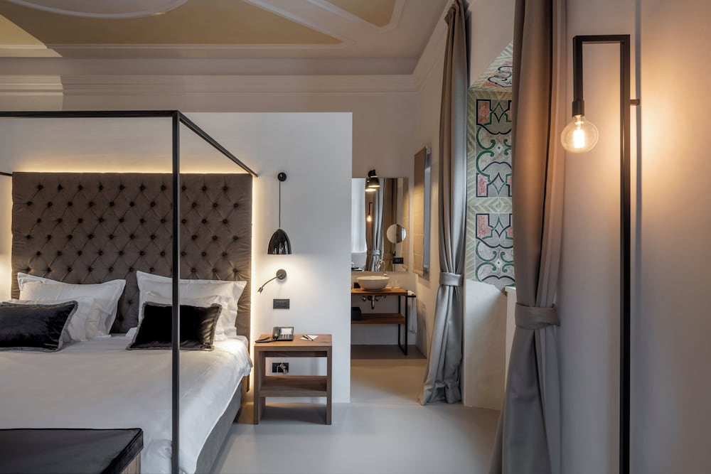 DELUXE, SUITE, KING BED, SOFA