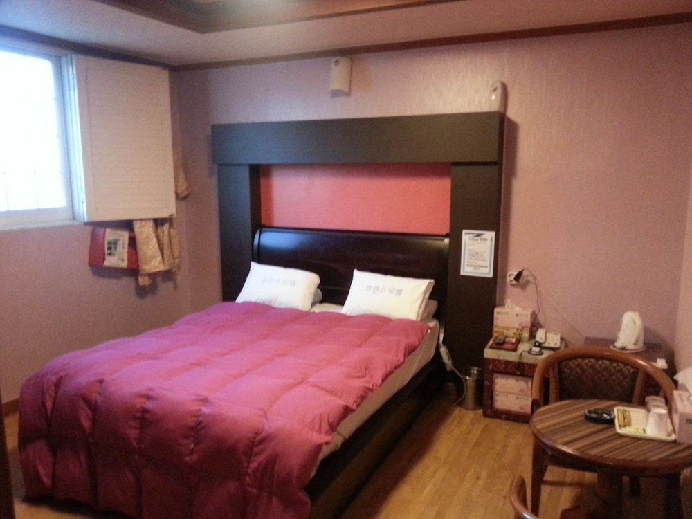 Prince Motel 24/32