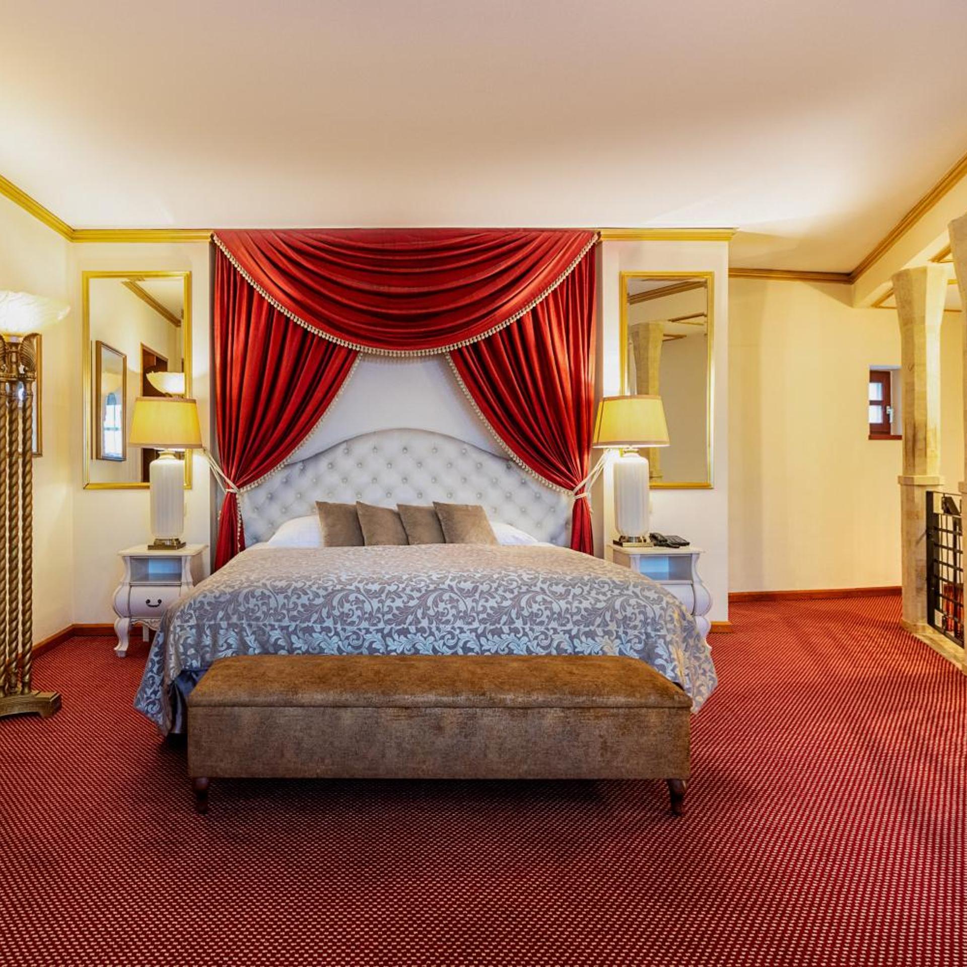 LUXURY, SUITE