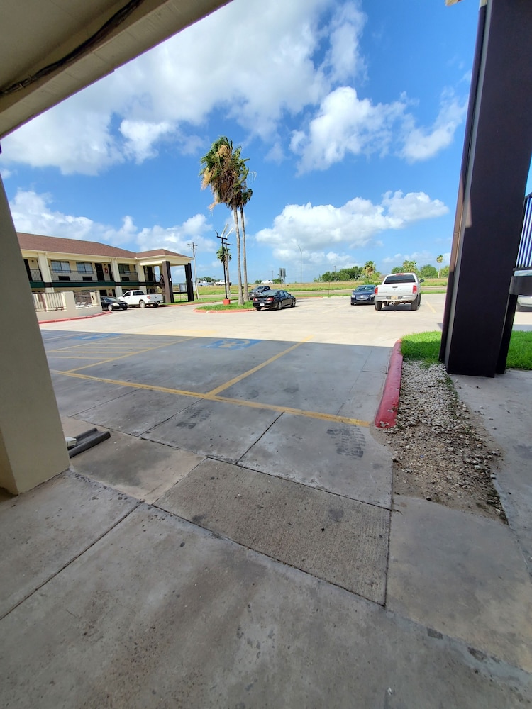 Deluxe Inn Suites 44/61
