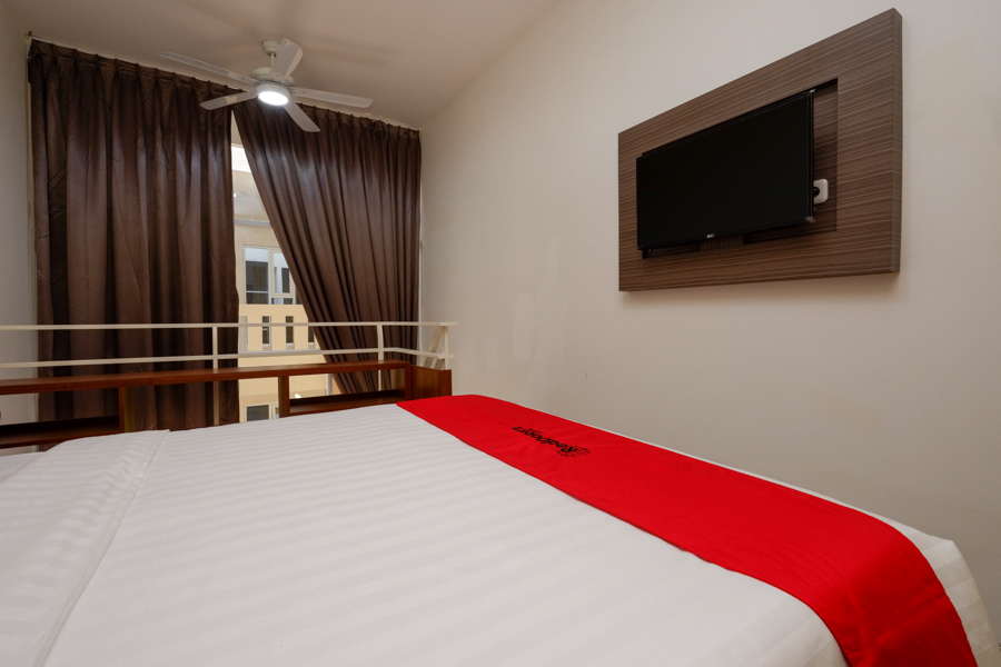Reddoorz Plus Near Paragon Mall Semarang 18/33
