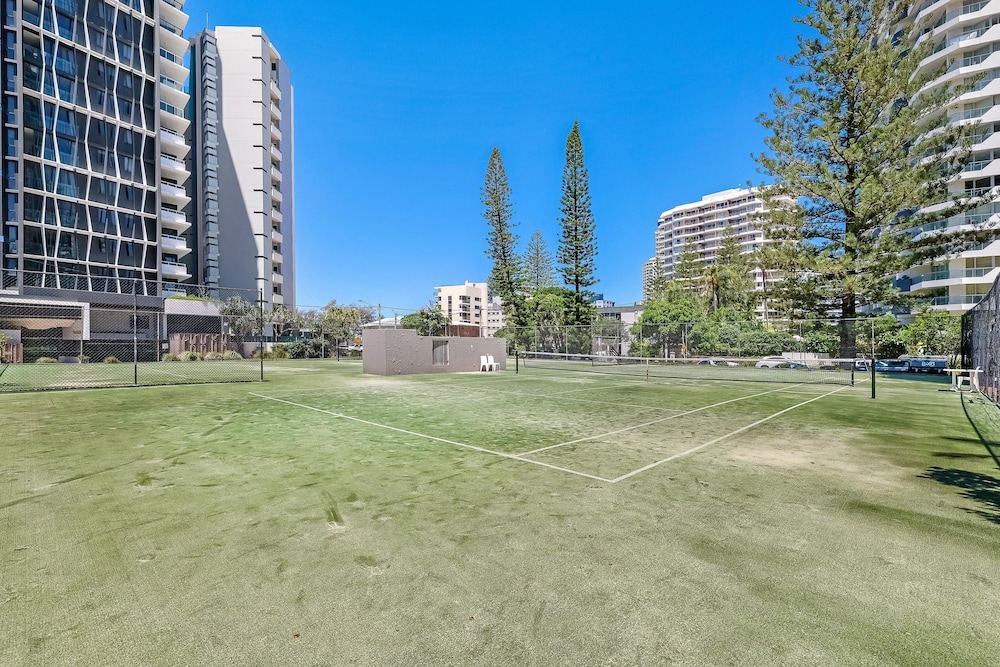 Surfers Century Oceanside Apartments 38/50