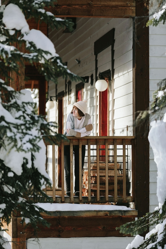 Emerald Lake Lodge 4/71