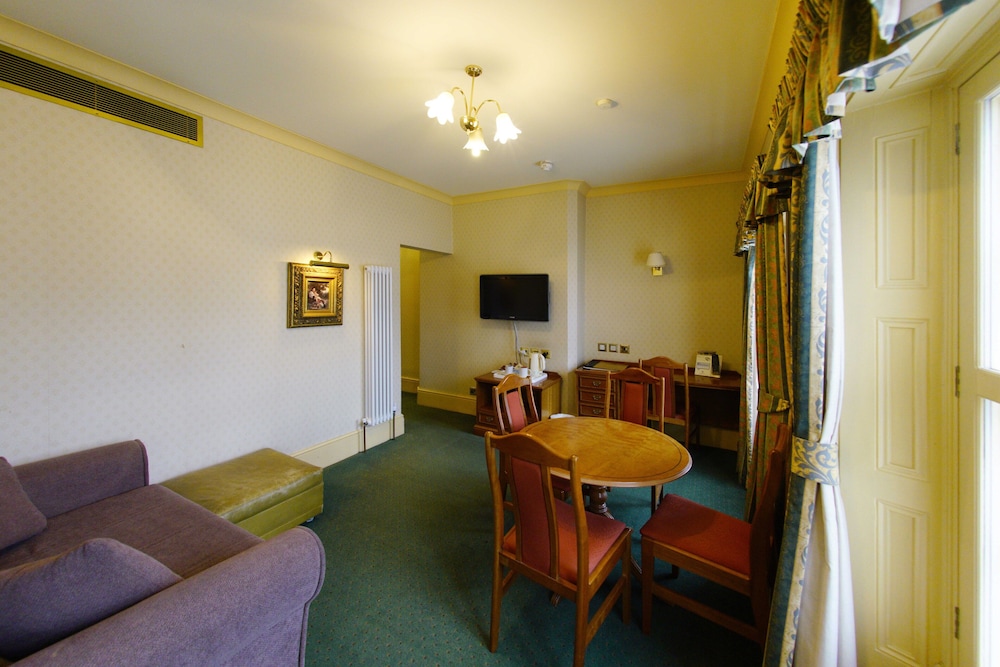 Three Queens Hotel 33/50