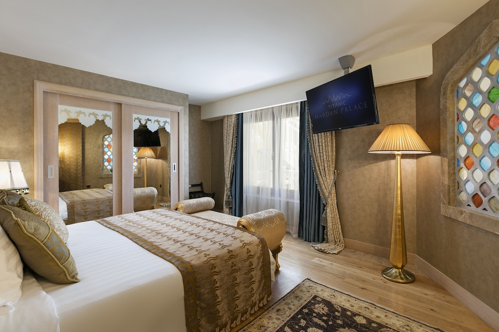 Lake, House, Twin Beds, Queen Bed, Sofa