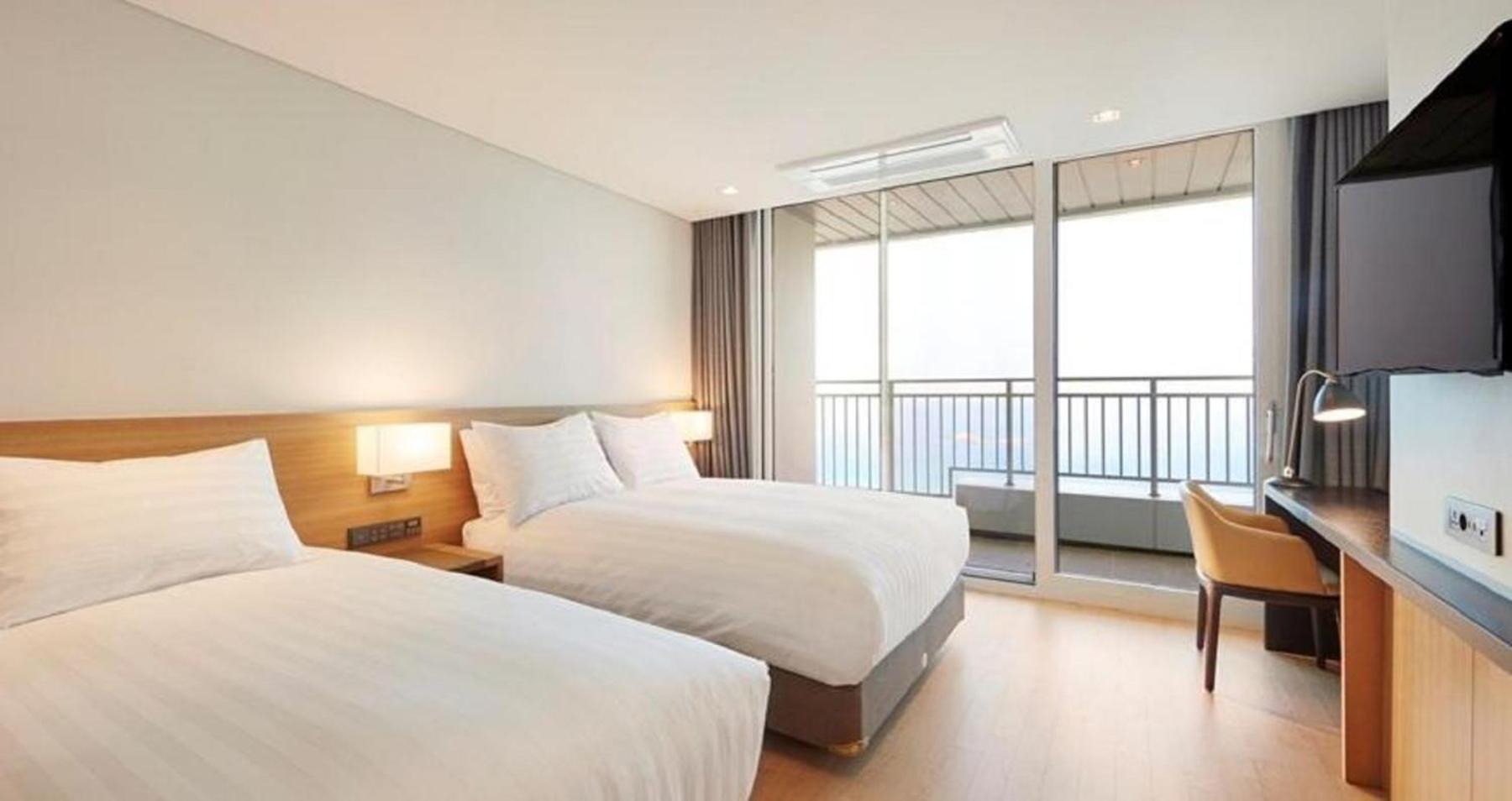 Pine, Tree, Deluxe, Family, Twin Beds, 4 Double Beds, Lake or Lake View, Hot Tub