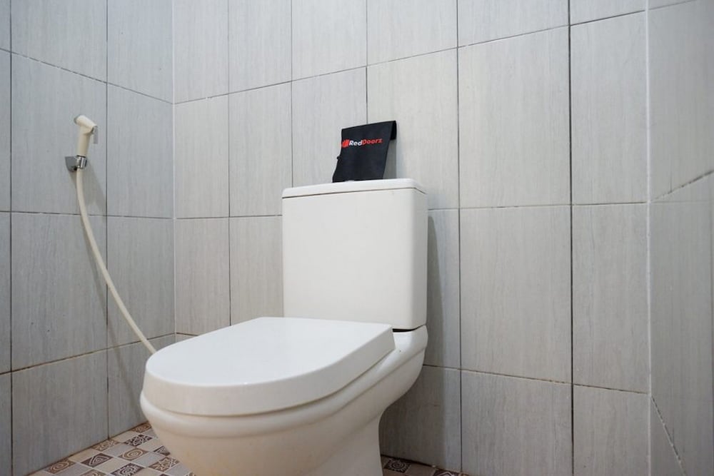 RedDoorz Plus near Stadion Wijaya Kusuma 20/22