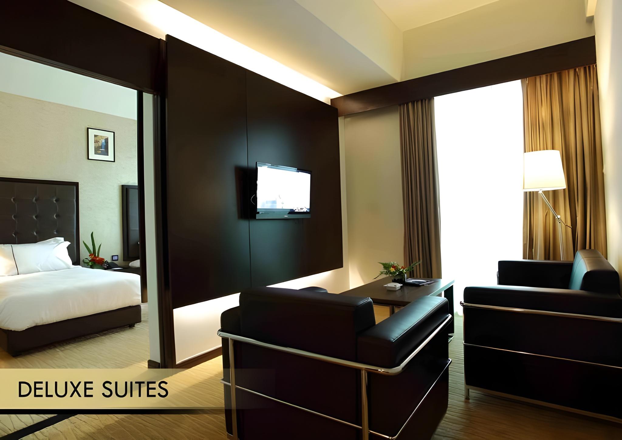 DELUXE SUITES