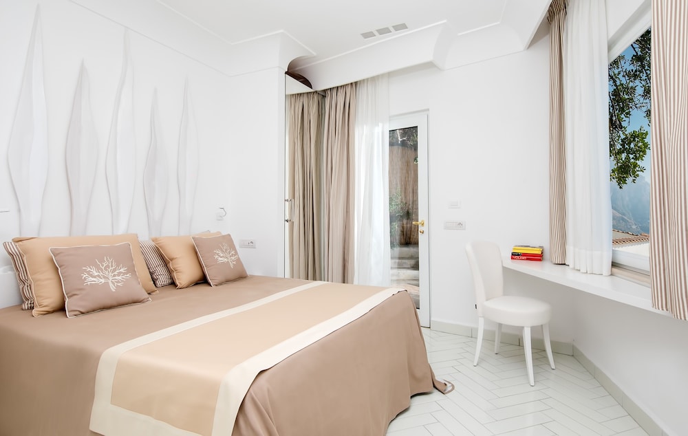 CLASSIC, QUEEN BED, SEA VIEW, TERRACE