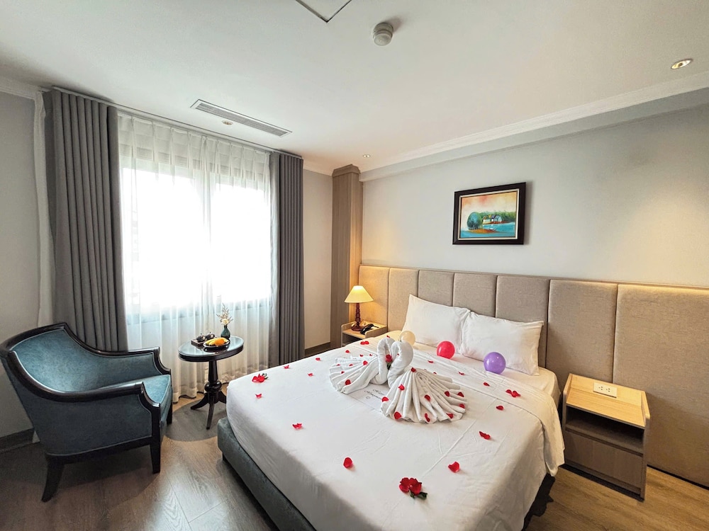 DELUXE, DOUBLE OR TWIN BED