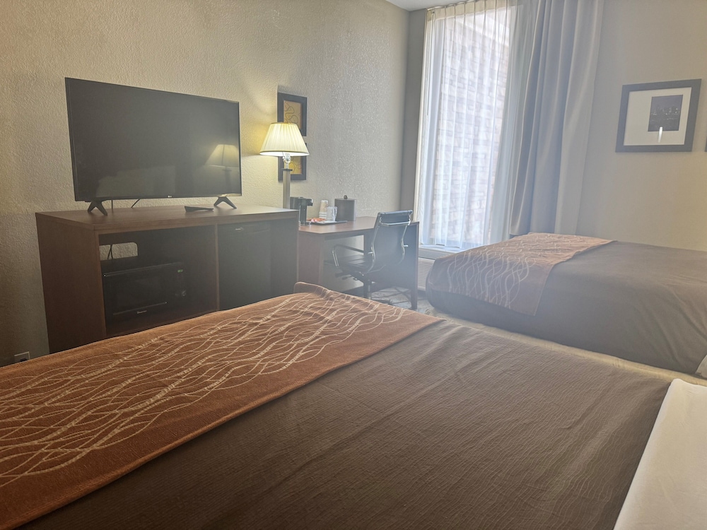 AmericInn by Wyndham Memphis East 10/33