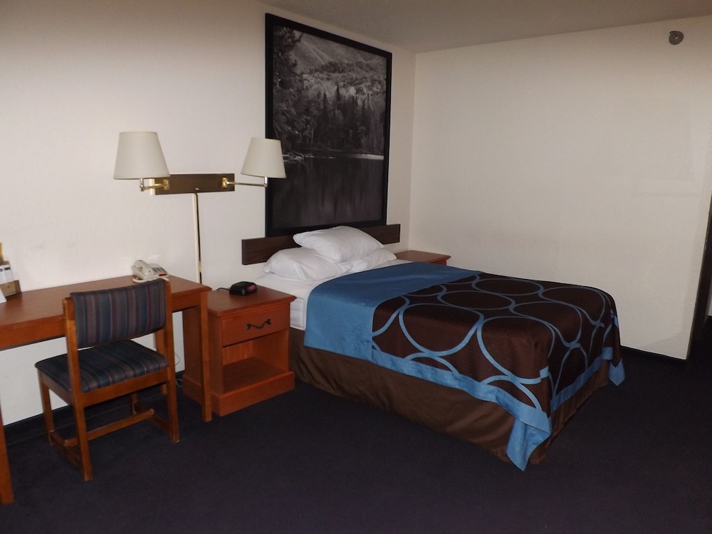 Super 8 by Wyndham Sidney NY 7/30