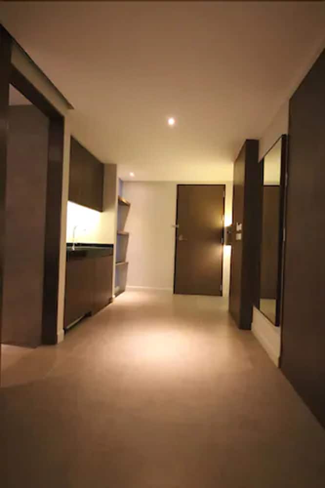 Season Five Hotel 33/53