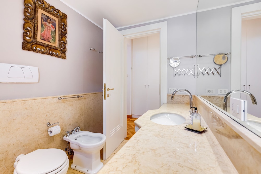 Colosseum Terrace Apartment 48/50